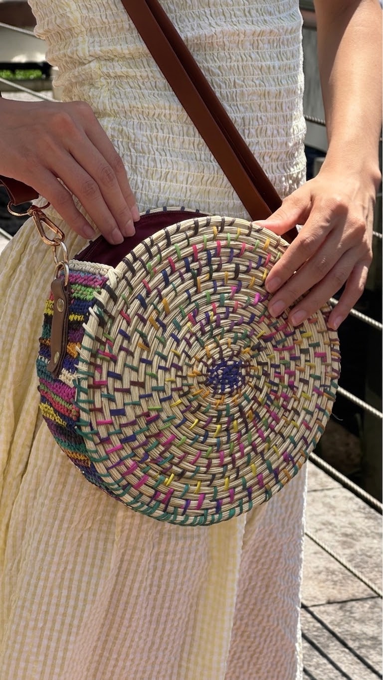 CARTERA PAJA TOQUILLA YOYO MULTICOLOR TEJIDO A MANO 20 CM