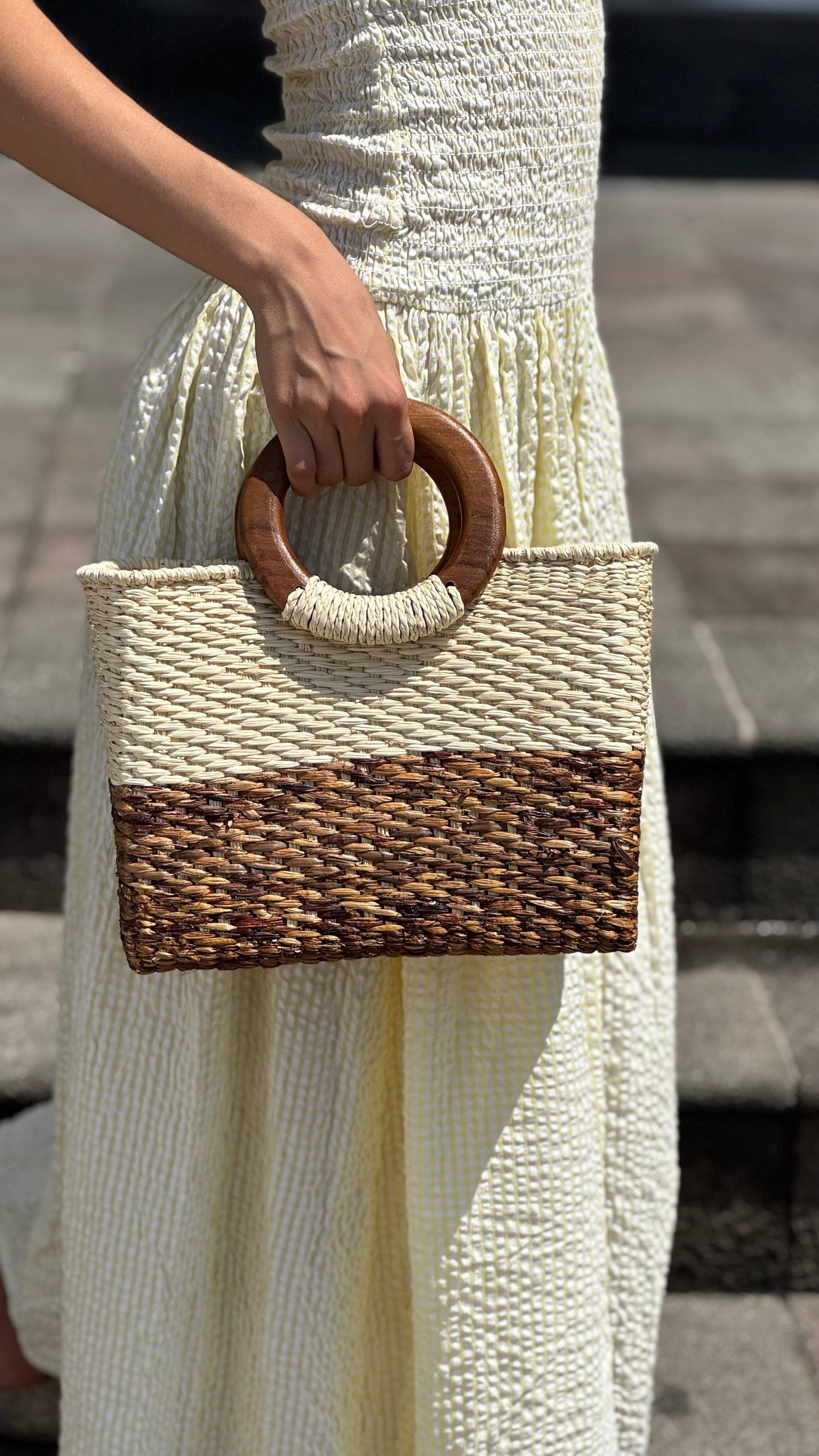 CARTERA CUADRADA DE MANO ELABORADA CON PAJA TOQUILLA Y ZAPAN MEDIANA
