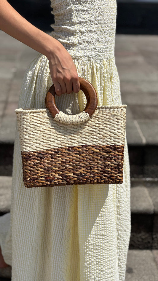 CARTERA CUADRADA DE MANO ELABORADA CON PAJA TOQUILLA Y ZAPAN MEDIANA