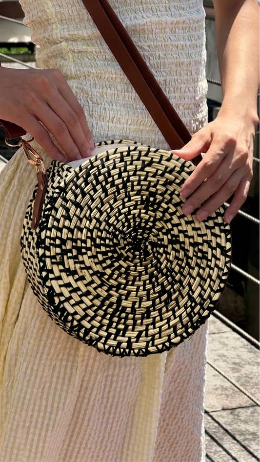 CARTERA PAJA TOQUILLA YOYO NEGRA  TEJIDO A MANO 20 CM