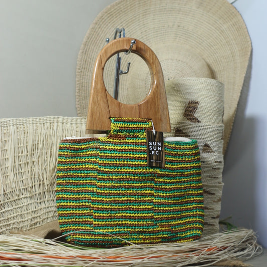 CARTERA PAJA TOQUILLA TEJIDA A CROCHET VERDE AGARRADERA MADERA LARGA