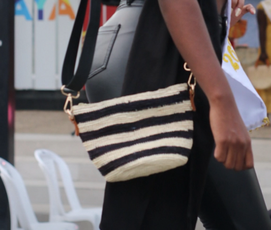 BARRIL PEQUEÑO DE PAJA TOQUILLA A CROCHET NATURAL NEGRO