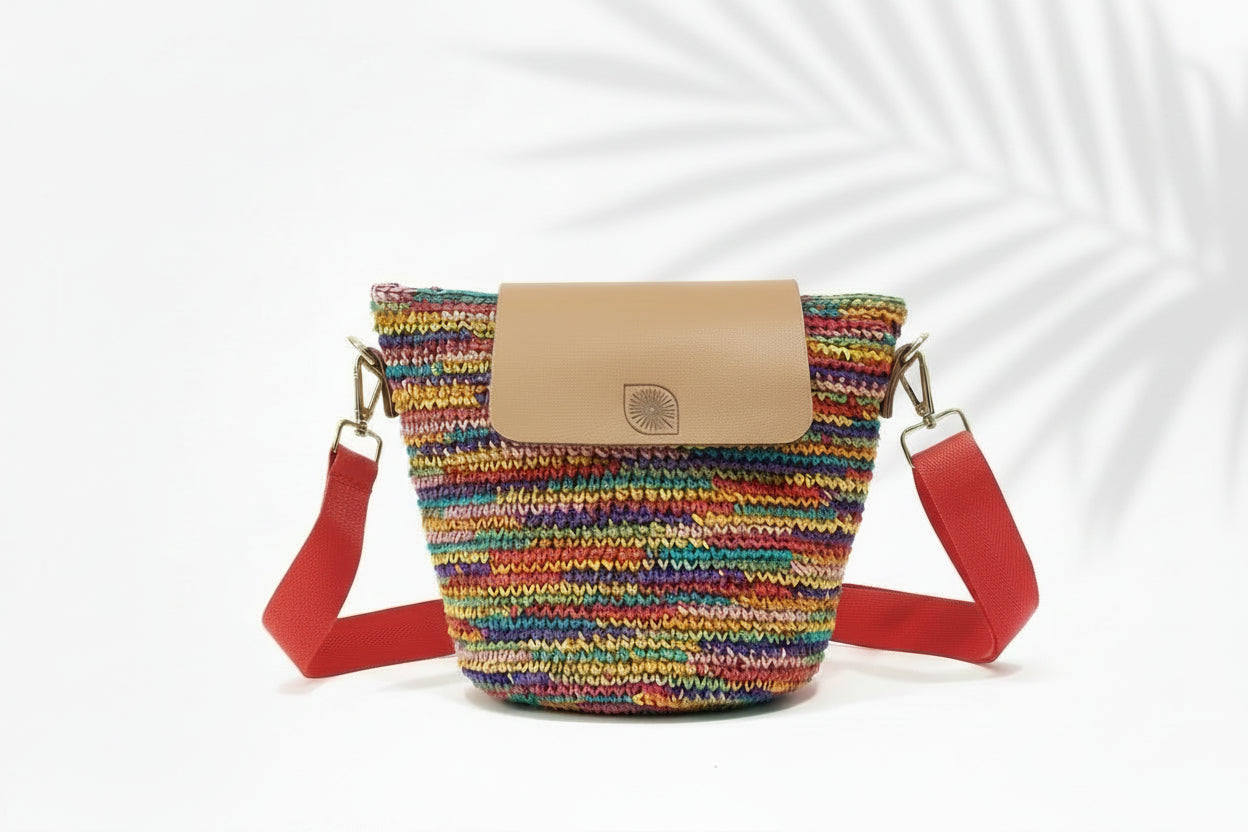 CARTERA MULTICOLOR CROSSBODY CON STRAP ROJA - TIENDA GET IN ( RIOCENTRO EL DORADO)